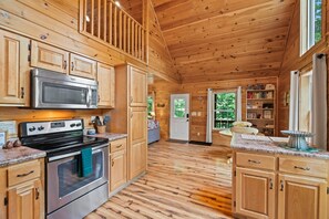 Fridge, microwave, oven, stovetop - The White Pine Loft: Perfect for Couples! (Stanley)