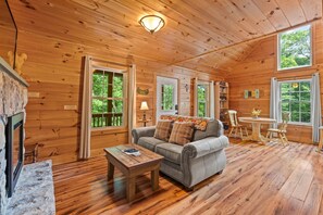 Fireplace, DVD player - The White Pine Loft: Perfect for Couples! (Stanley)