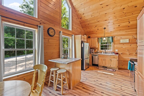 Fridge, microwave, oven, stovetop - The White Pine Loft: Perfect for Couples! (Stanley)