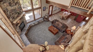 Smart-TV, peis, DVD-spiller og bordtennis