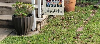 Steve & Katie Riley Guest House, Breaux Bridge, 2 Bd, 1.5 Ba. Welcome! Sleeps 6