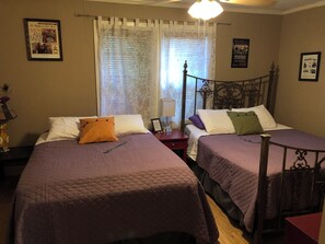 2 bedrooms, iron/ironing board, travel cot, WiFi - Steve & Katie Riley Guest House, Breaux Bridge, 2 Bd, 1.5 Ba. Welcome! Sleeps 6 (Breaux Bridge)