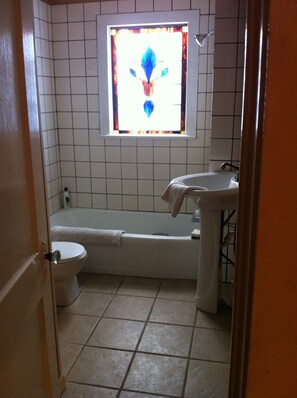 Combined shower/bathtub, hair dryer, towels - Steve & Katie Riley Guest House, Breaux Bridge, 2 Bd, 1.5 Ba. Welcome! Sleeps 6 (Breaux Bridge)