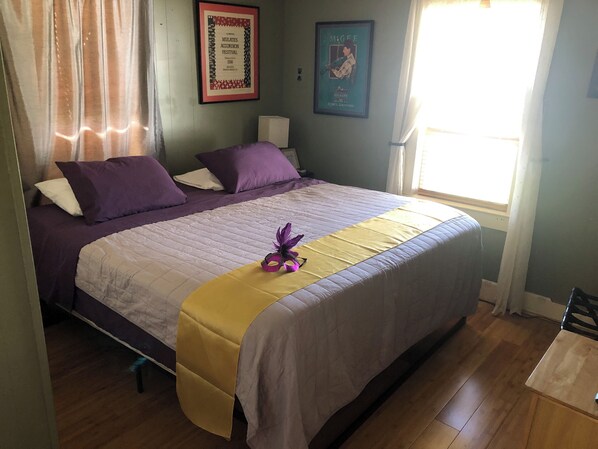 2 bedrooms, iron/ironing board, travel cot, WiFi - Steve & Katie Riley Guest House, Breaux Bridge, 2 Bd, 1.5 Ba. Welcome! Sleeps 6 (Breaux Bridge)