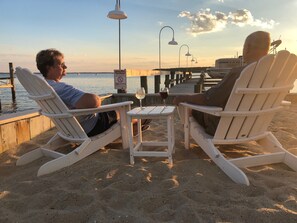 شاطئ خاص، كراسي للتشمس