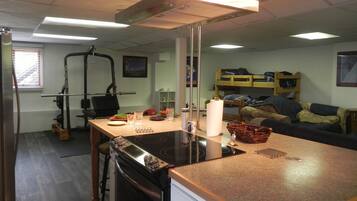 Kylskåp, mikrovågsugn, ugn och spishäll