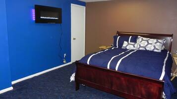 1 sovrum, skrivbord, strykjärn/strykbräda och resesäng