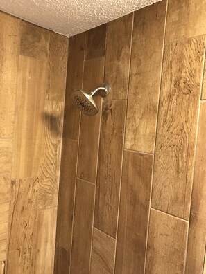 Combined shower/tub, towels, toilet paper - ON the Beach, 2nd Floor, Elevator, Heated swimming pool and Spa, Freshly painted (Longboat Key)