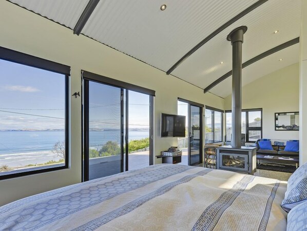 1 bedroom, desk, soundproofing, iron/ironing board - Park Beach Retreat - Ideal for couples (Dodges Ferry)