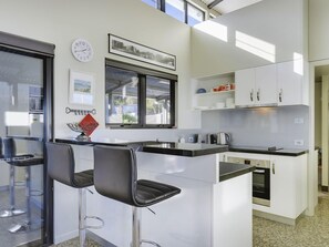 Fridge, microwave, oven, stovetop - Park Beach Retreat - Ideal for couples (Dodges Ferry)