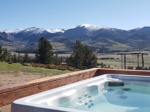 Ein Whirlpool mit Blick auf die Berge.