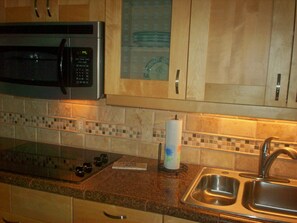 Fridge, microwave, stovetop, coffee/tea maker - BEST VALUE! Newly renovated, Beach 10' from rear door, access water 50' away (Red Hook)