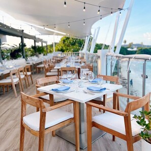 Outdoor dining - BEST VALUE! Newly renovated, Beach 10' from rear door, access water 50' away (Red Hook)