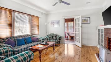 Televisión, reproductor de DVD, libros, videoteca