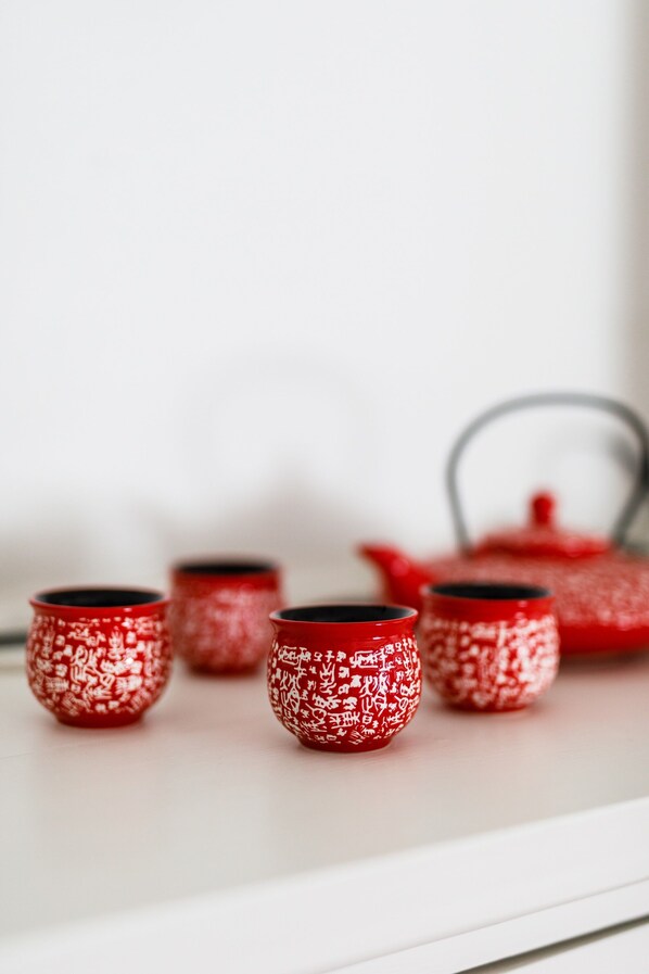A white shelf with four red cups and a red teapot. - Spacious comfy house in the heart of Katoomba (Katoomba)