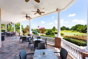 屋外ダイニングエリア