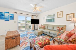 Una Smart TV, un reproductor de DVD, juguetes, libros