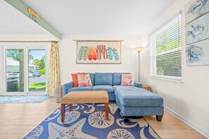 Una Smart TV, un reproductor de DVD, juguetes, libros