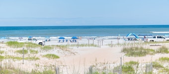 Steps to beach & restuarants and Pet Friendly!