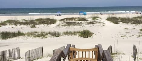 Chaises longues, serviettes de plage