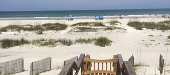Steps to beach & restuarants and Pet Friendly!