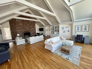 Smart TV, chimenea y oficina 