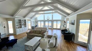 Smart-TV, Kamin, Arbeitsbereiche