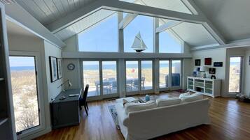 Smart-TV, Kamin, Arbeitsbereiche