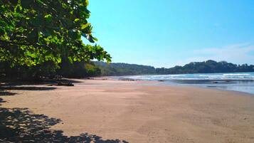 Beach nearby, sun-loungers, beach towels