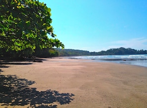 Una playa cerca, sillas reclinables de playa, toallas de playa