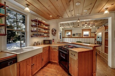 Beautiful Beach House & Cottage on Park Point, Short Beach Walk To Canal Park