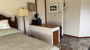 Tabla de planchar con plancha, wifi, ropa de cama