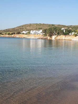 Playa en los alrededores y camastros
