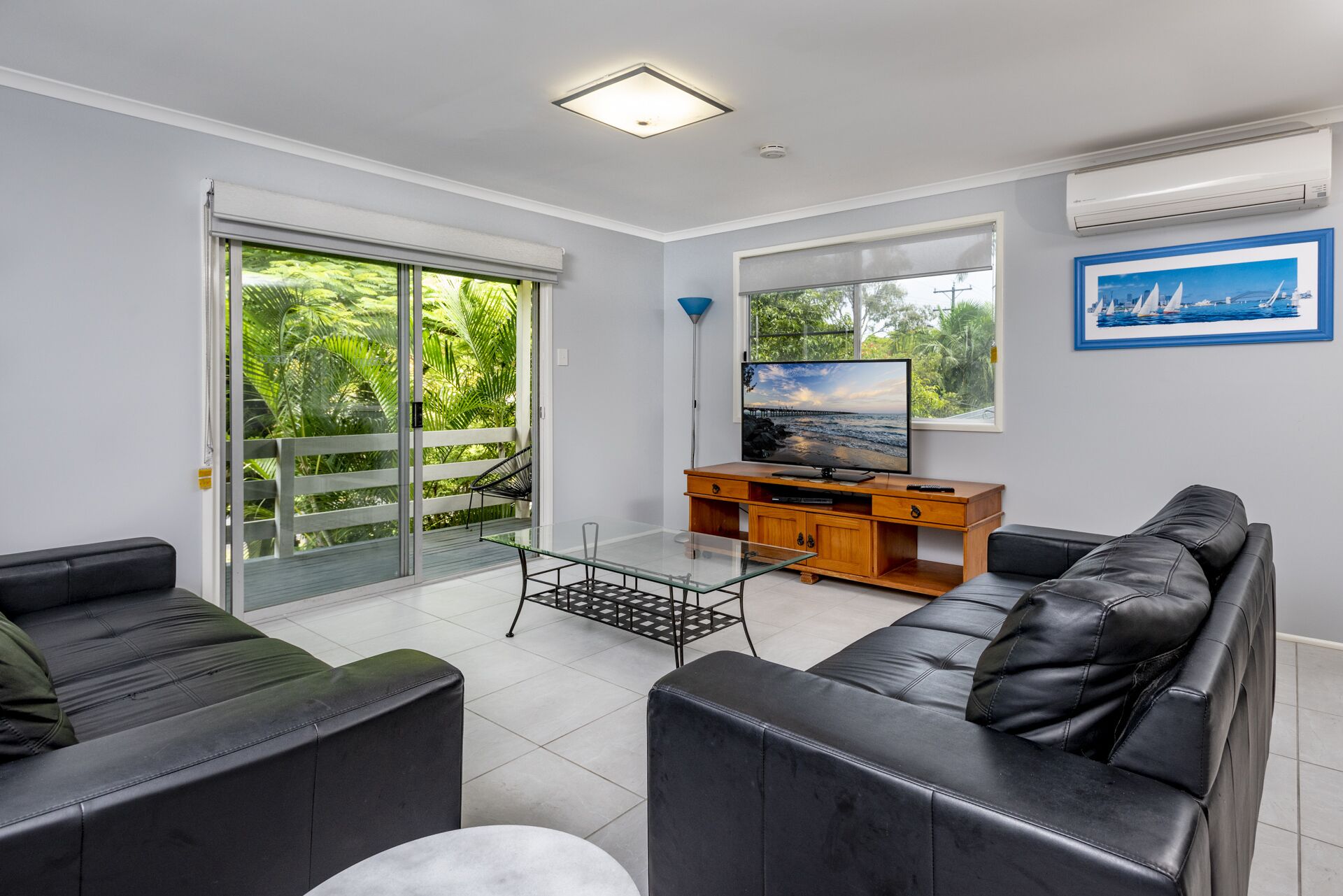 Televisie, een dvd-speler en een filmbibliotheek