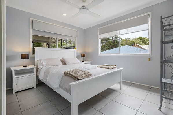 3 bedrooms, iron/ironing board, bed sheets