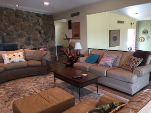 Smart-TV, DVD-spiller og bøker