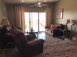 Smart-TV, DVD-spiller og bøker