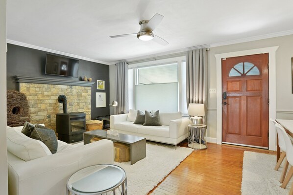 Älytelevisio, DVD-soitin, videokirjasto, työhuone