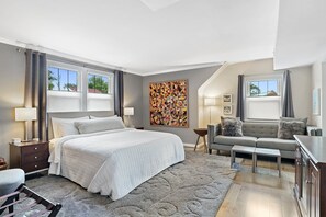 4 makuuhuonetta, työpöytä, silitysrauta/-lauta, vauvan matkasänky