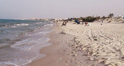 Magnifique huvila avec piscine privée à Chott Mariem