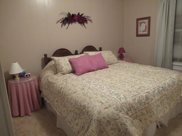 4 bedrooms, iron/ironing board, free WiFi, bed sheets