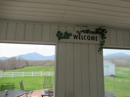 Upeat Mtn-näkymät, täydellinen syksyyn, lähellä huiput otteria, D-Day Memorial