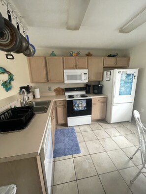 Fridge, microwave, oven, stovetop - Beautiful Beach Townhouse getaway (Cape Canaveral)