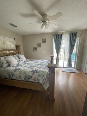 2 bedrooms, iron/ironing board, WiFi, bed sheets - Beautiful Beach Townhouse getaway (Cape Canaveral)