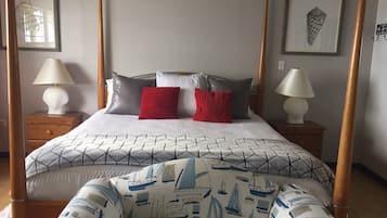 3 habitaciones, escritorio y tabla de planchar con plancha