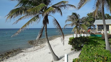 En la playa, camastros y toallas de playa
