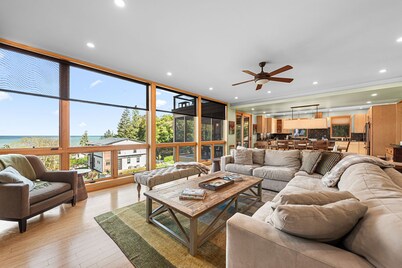 Amazing Lake Views, Beach Access, Hot Tub, Fire Pit, Screened Porch & Game Room