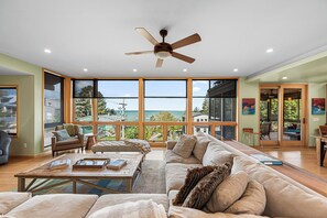 TV connectée, jeux vidéo, table de tennis de table, livres