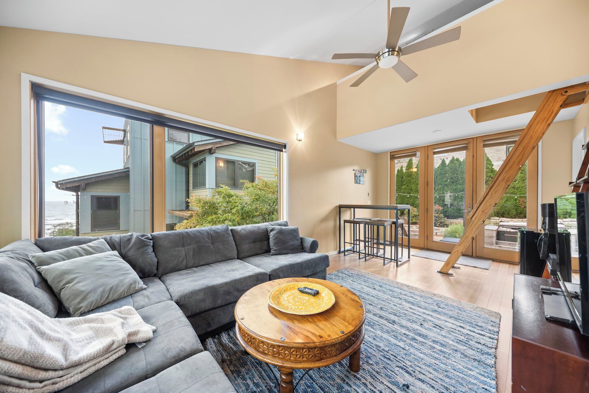 TV connectée, jeux vidéo, table de tennis de table, livres