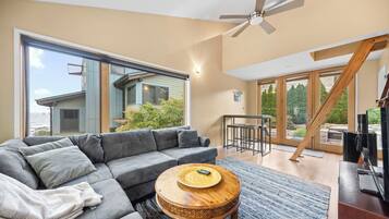 Smart TV, videogames, mesa de pingue-pongue, livros